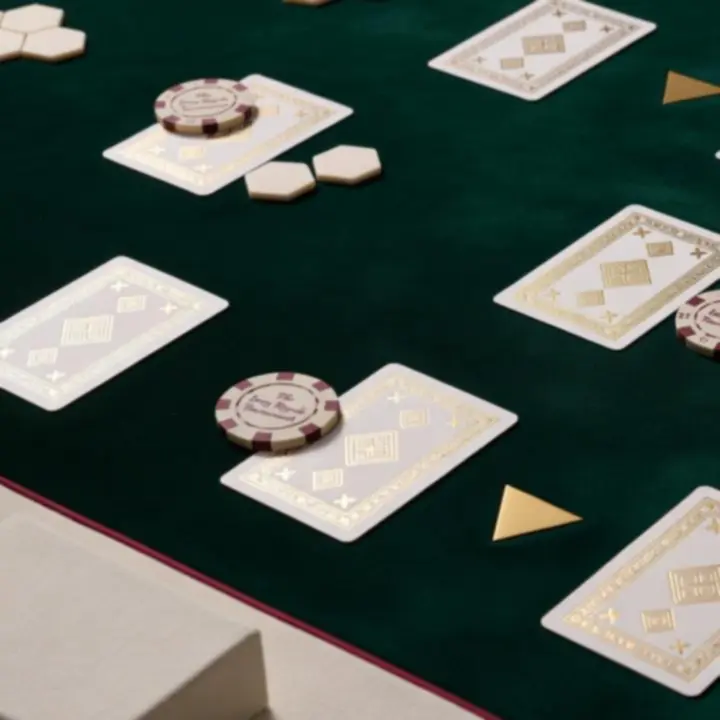 Detail tematické pokerové výzdoby s prémiovými kartami, žetony a elegantní dekorací.